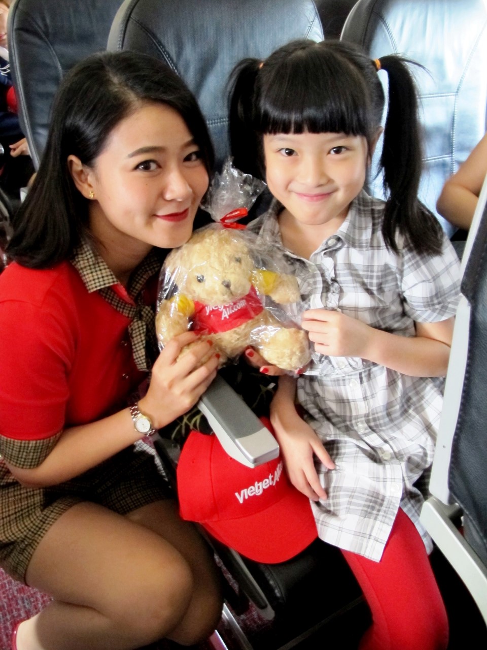 Passengers enjoy flying with Vietjet  (2)