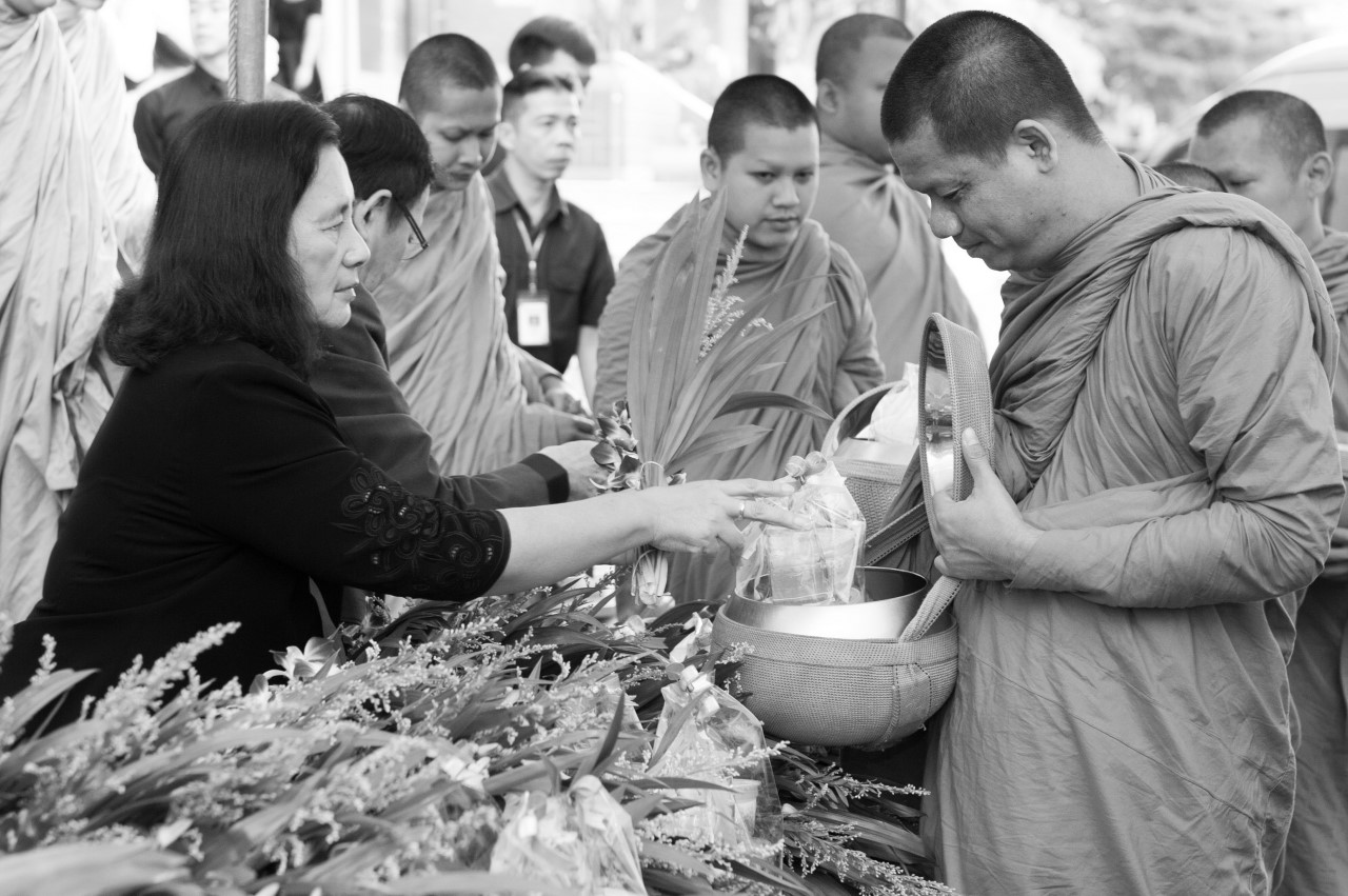 คมคาย ธูสรานนท์ รักษาการกรรมการผู้จัดการใหญ่  ทำบุญตักบาตรเพื่อถวายเป็นพระราชกุศล