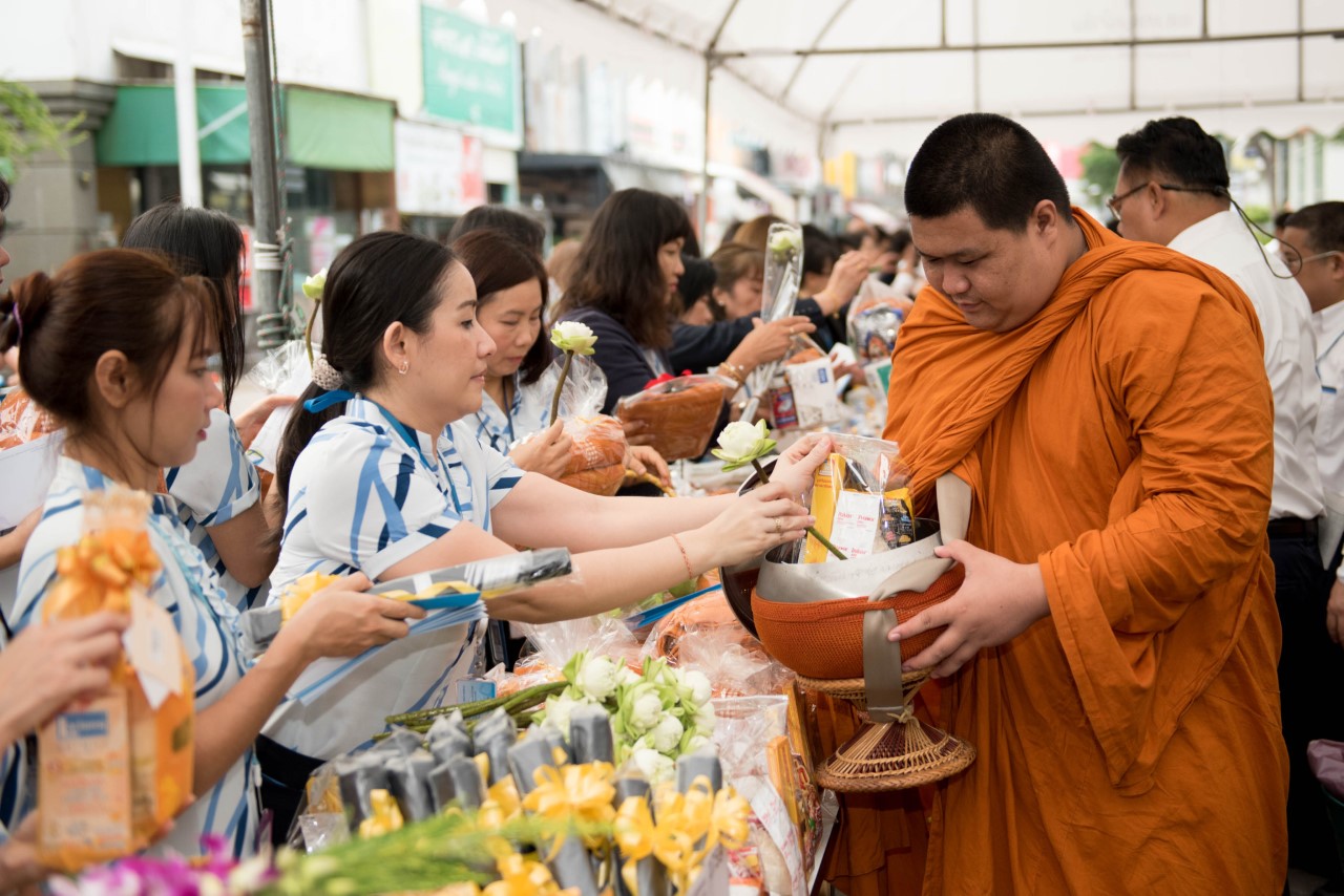 พนักงานร่วมทำบุญตักบาตร กรุงเทพประกันชีวิตครบรอบ 66 ปี