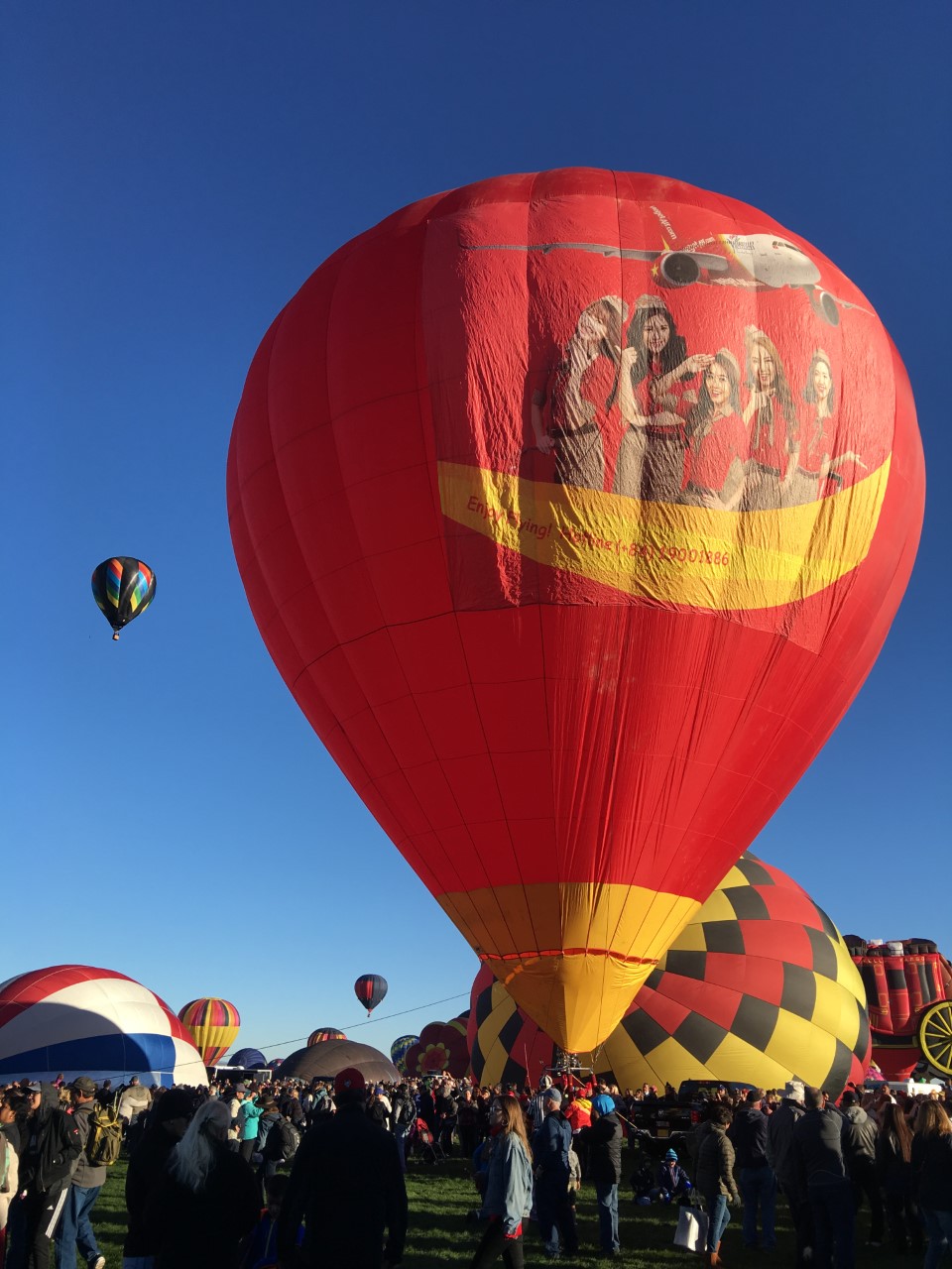 Vietjet’s hot air balloon and bikini girls land in America 4