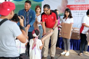 Aman Kapoor gives blanket to kid