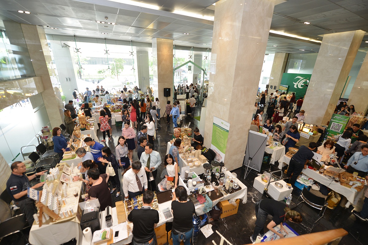 3.บรรยากาศการเดินจับจ่ายเลือกซื้อสินค้าสุขภาพภายในงาน”อาคเนย์ Green Mart”